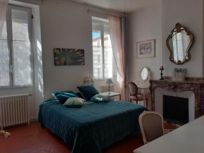 Grande chambre avec parties communes en bord de mer